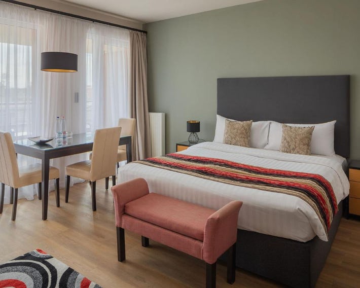 Escala Hotel & Suites