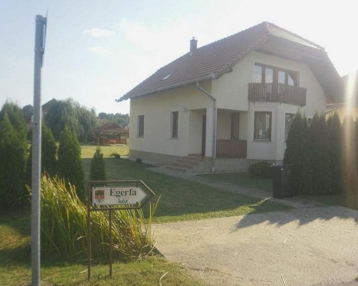 Zalakarosi Egerfa Nyaralóház Földszinti és Emeleti Apartman
