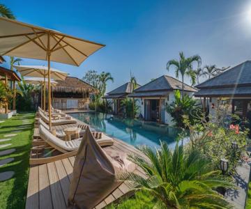 EHOA NYANYI BEACH Boutique Hotel - In front of entrance to NUANU