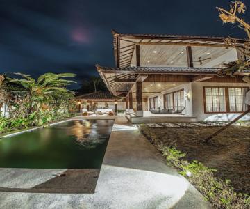 Putri Salju Villa by Evdekimi