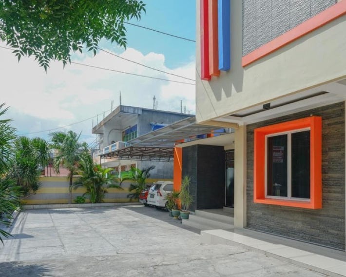 RedDoorz near Millenium Waterpark Palu