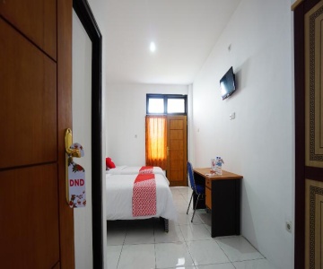 Edward Residence Malalayang by OYO Rooms