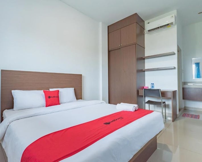 RedDoorz Plus near Kepri Mall