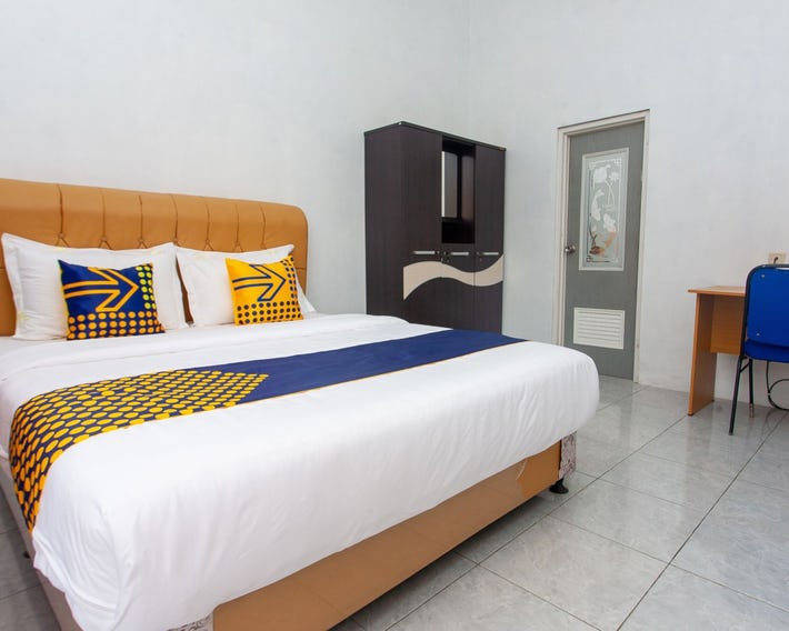 Azka Guest House Syariah by OYO Rooms