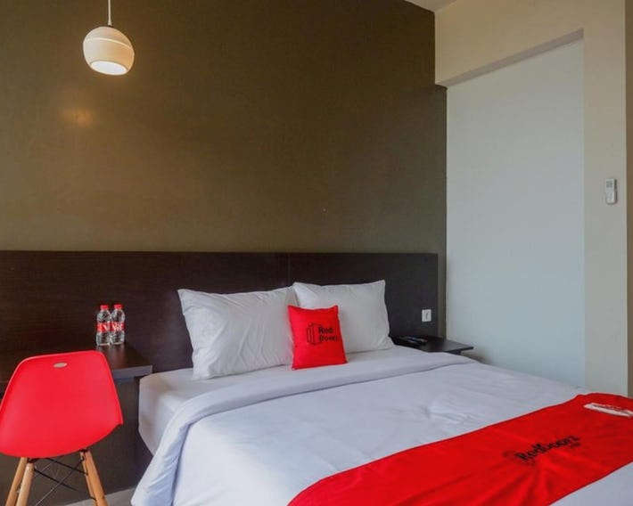 RedDoorz Plus near Solo Baru