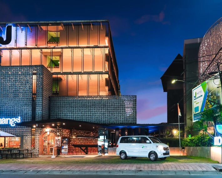 J Hotel Kuta