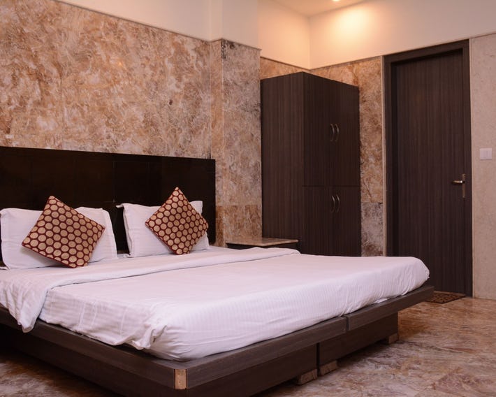 OYO Premium WEA Karol Bagh 2