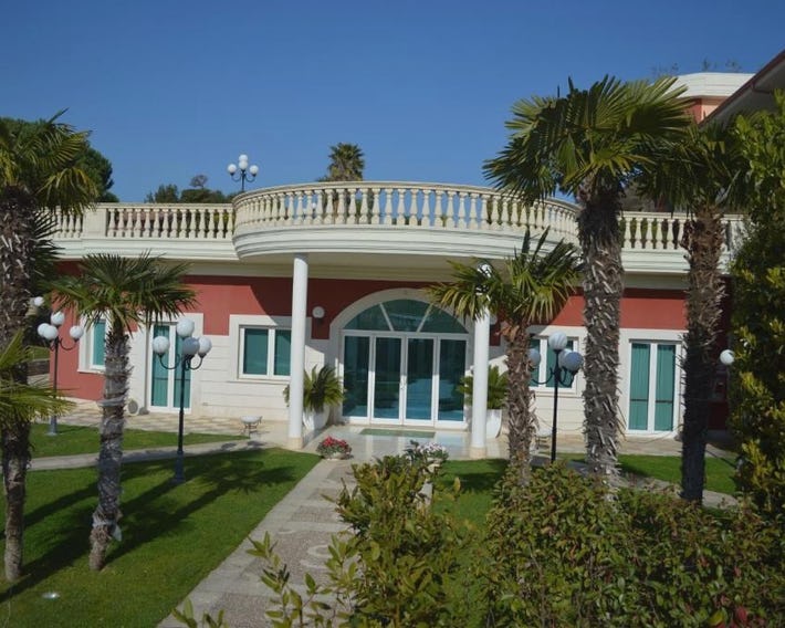Unico Serrone Palace