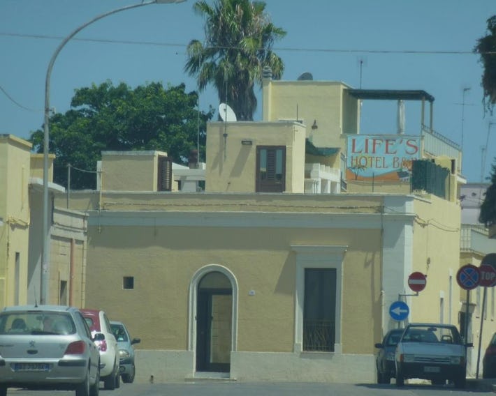 Life's Hotel B