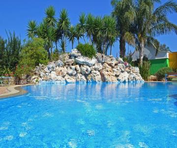 Villa Vacanze Paradiso - Oasi di Tranquillità con Piscina e Giardino a 10 min dal mare