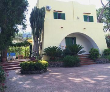 Villa immersa nel verde