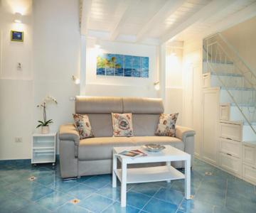 Levante - charming apartment with sea-view terrace, fits up to 7 guests