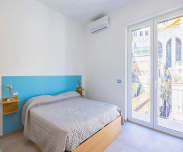 Brombeis Double Bedroom by NapoliApartments