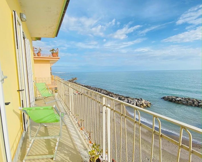 GuestHost - Bright Apartment with Sea View Balcony