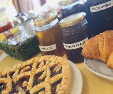 Guesthouse La Locanda - Comfy Rooms & Local Food