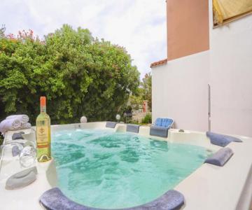 Isola Blu, Jacuzzi & Pool by DomusAway