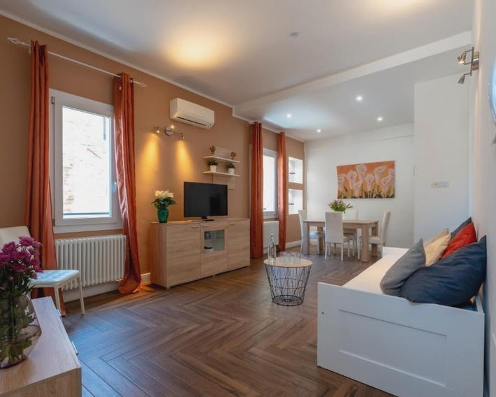 Gold Apartment