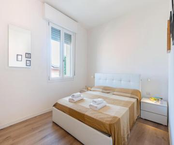 Chic Parma Flat Near City Center