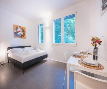 GuestHost - Bright Studio Apartment near Hospital