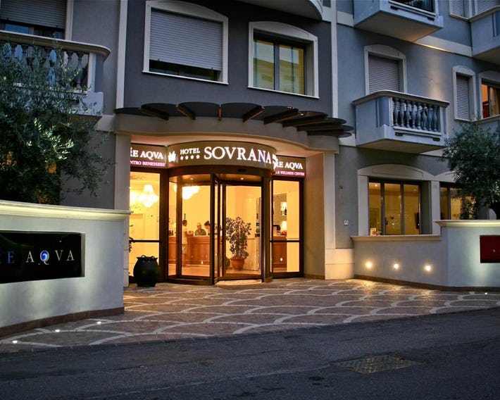 Sovrana Beach Hotel - Pet Friendly - Breakfast until 12 - Parking