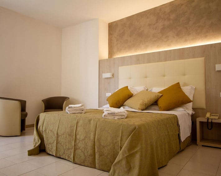 Falcon Hotel