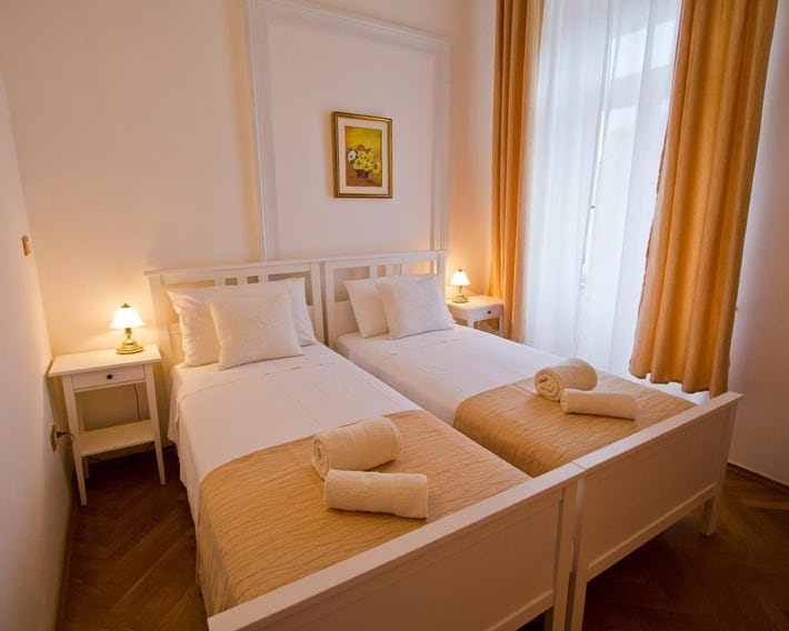 Golden Rooms Bed & Breakfast