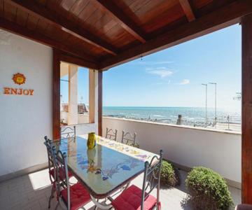 Ostia Attico fronte mare