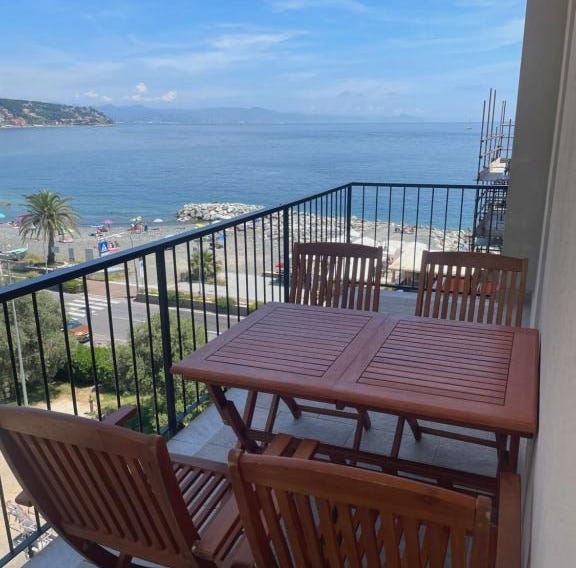 Appartamento con terrazza fronte mare