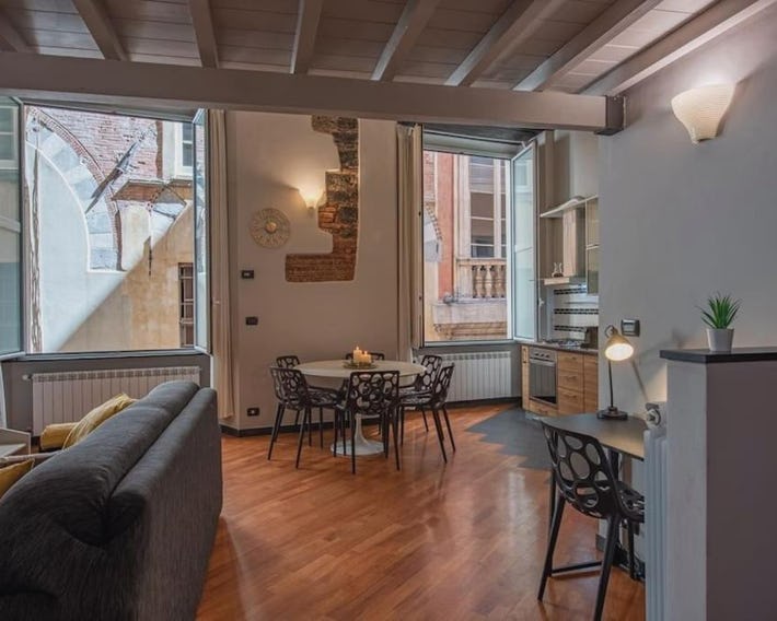 (Aquarium) Elegant Two-Level Apartment with In-Room Tub
