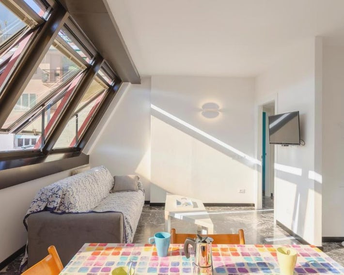 JOIVY Spacious Apt for 6, Near Train Station and Beach
