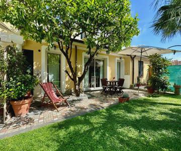 Villa Angelina Holiday Homes I Casa UG I 5 minuti a piedi dal mare I Giardino I Parcheggio privato