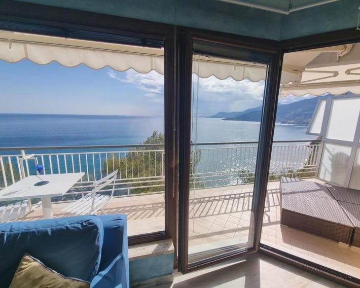 Sea and Monaco Charme view on the beach
