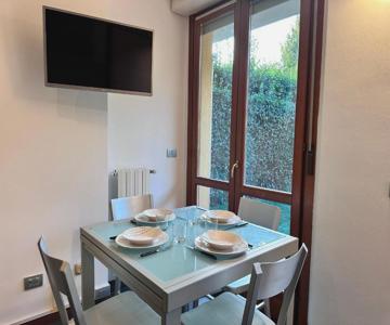 Monolocale con giardino privato e cucina completa