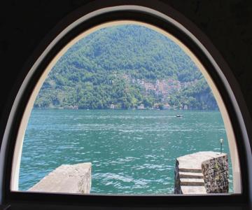 House on the lake shore of Laglio