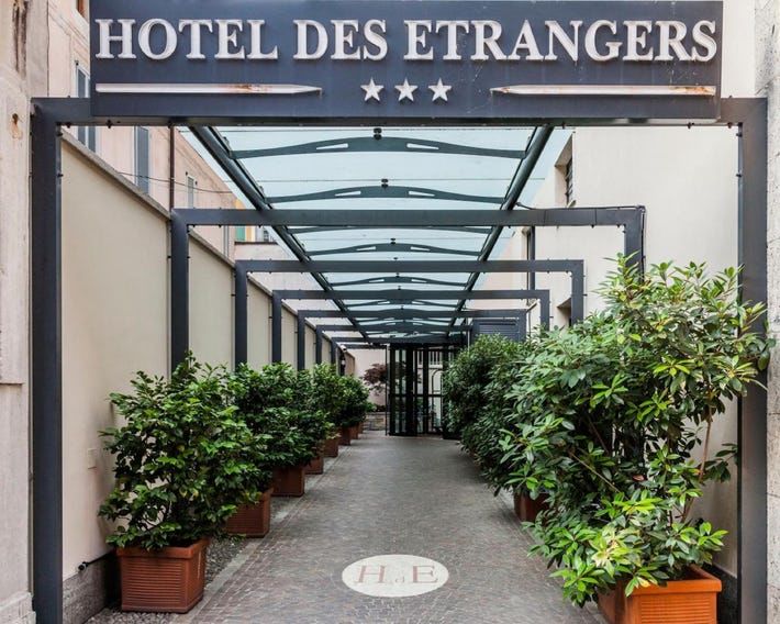 Des Etrangers