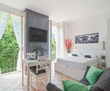 GuestHost - Lake Como Studio with Balcony & Parking!