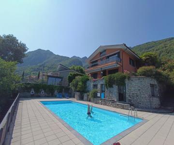Appartamento IL GELSOMINO con giardino e piscina