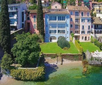 Luxury Lakeside Apartment right on the water