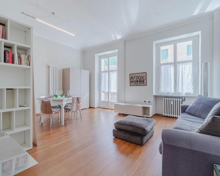 GuestHost - Bright Flat just 500 mt to Porta Nuova