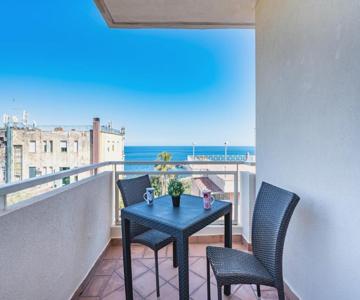 Lovely Flat With Balcony And Private Parking