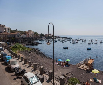 Un Tuffo Nella Baia Di Capomulini