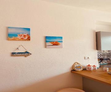 Coral Beach Apartment- Steps from Sea, AC & WIFI