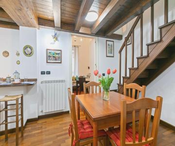 GuestHost - Vittorio Emanuele & Via Roma Colorful Apartment