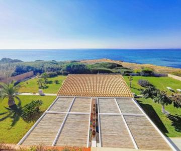 Travelliving - Casa Vacanze Villa Ida, Beachfront