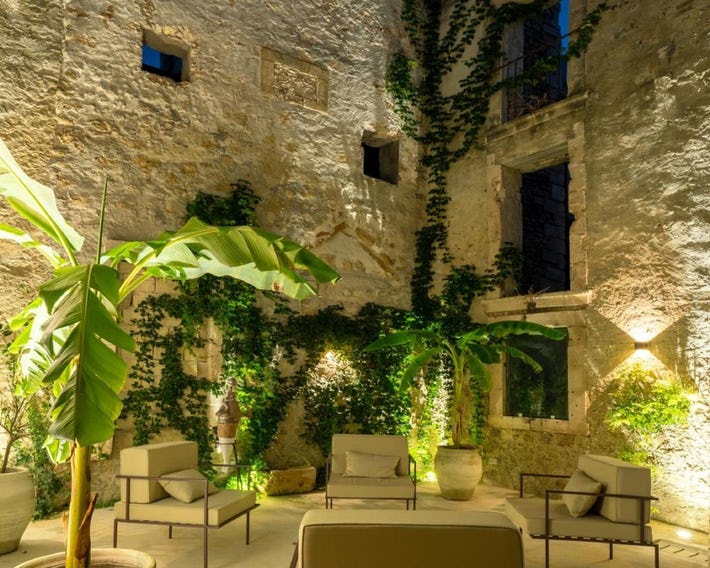 Isabella di Castiglia Apartments