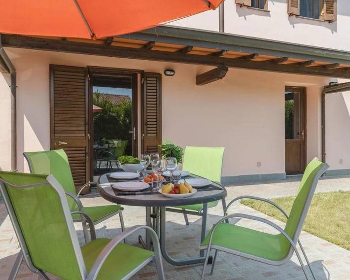 GuestHost - Countryside Apt with Swimming Pool and Parking