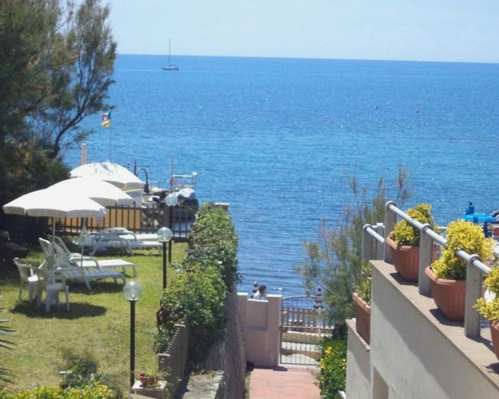 A 20 mt dal mare con ombrellone e sdraio in spiaggia