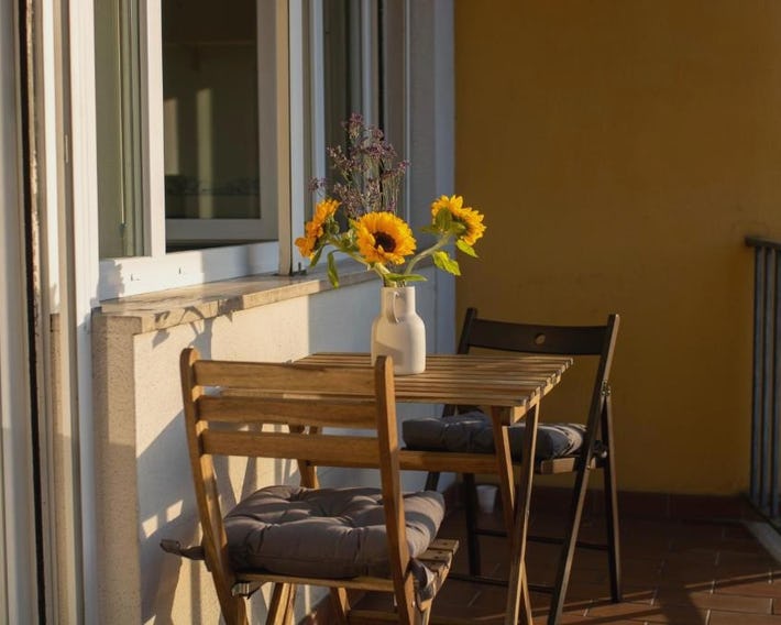 GuestHost - Lucca Roomy Apartment with Balcony and Parking!