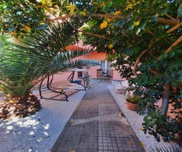 Villa rosa nel cuore di Porto Azzurro