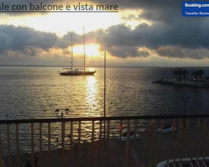 Ampio monolocale con balcone fronte mare
